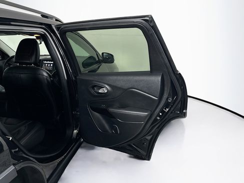 Used 2023 Jeep Cherokee Altitude Lux image 32