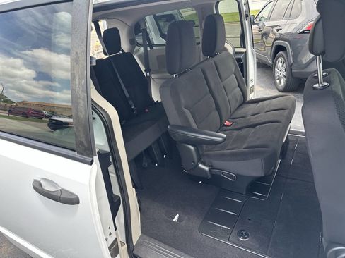 Used 2019 Dodge Grand Caravan SE w/ UConnect Hands-Free Group FWD image 15