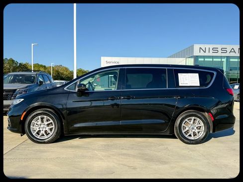 Used 2024 Chrysler Pacifica Touring-L image 5