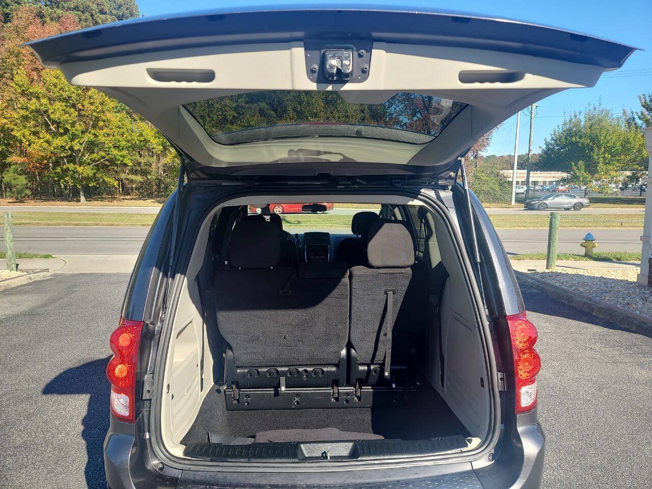Used 2016 Dodge Grand Caravan SE FWD image 27