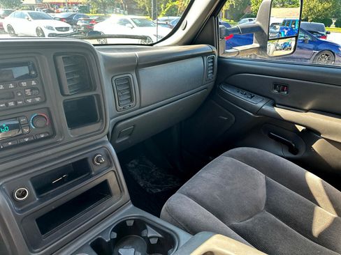 Used 2004 GMC Sierra 3500 SLE w/ Heavy-Duty Power Package image 12