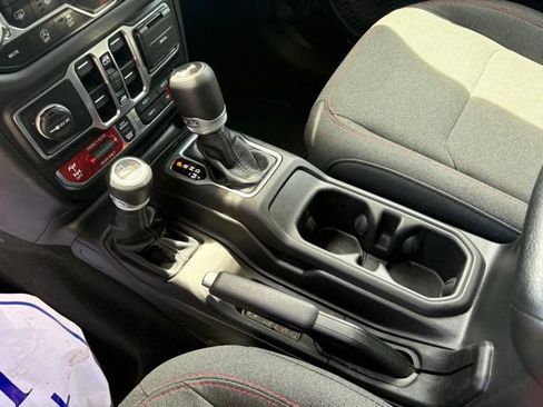 Used 2025 Jeep Wrangler Unlimited Rubicon w/ Convenience Group AWD/4WD image 22