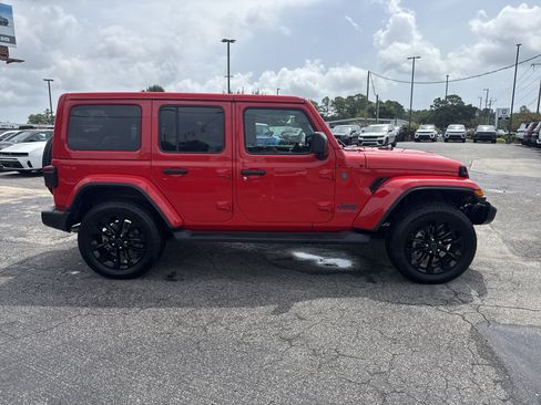 Used 2025 Jeep Wrangler Unlimited Sahara AWD/4WD image 17