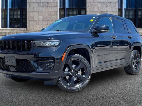 Used 2024 Jeep Grand Cherokee Altitude AWD/4WD image 2