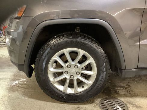 Used 2021 Jeep Grand Cherokee Laredo image 12