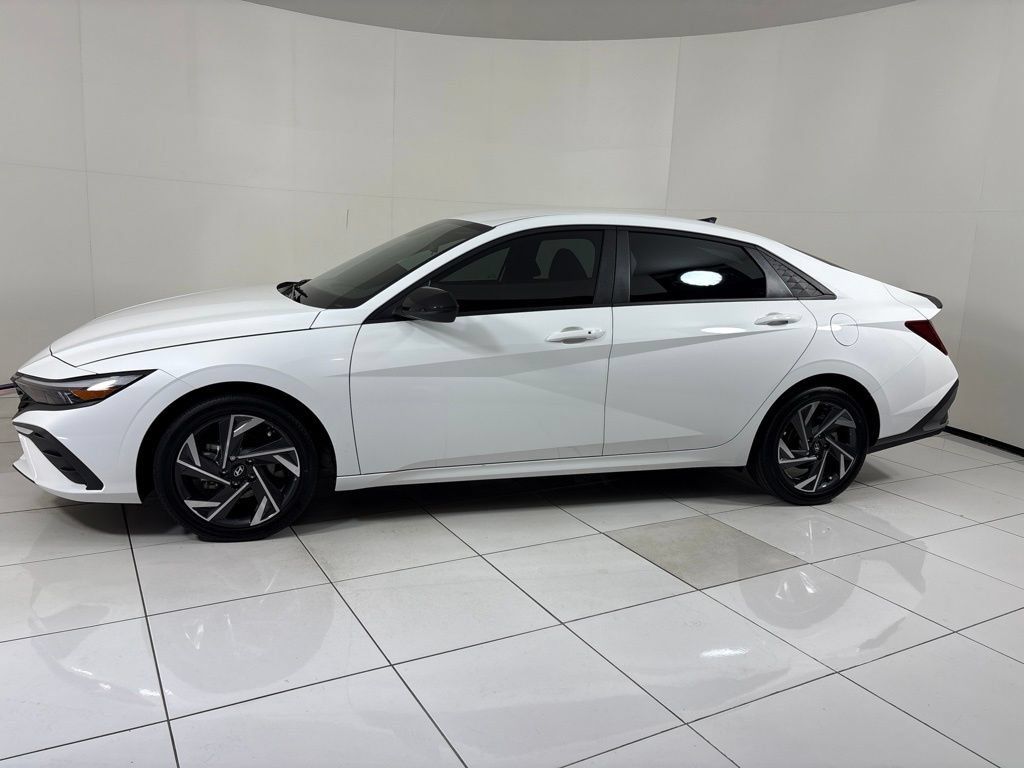 New 2025 Hyundai Elantra SEL FWD image 2