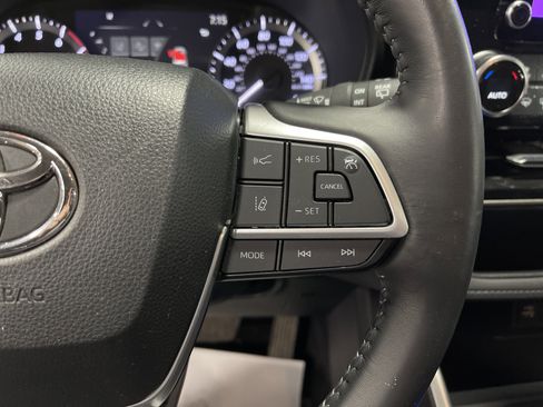 Used 2023 Toyota Highlander LE image 19