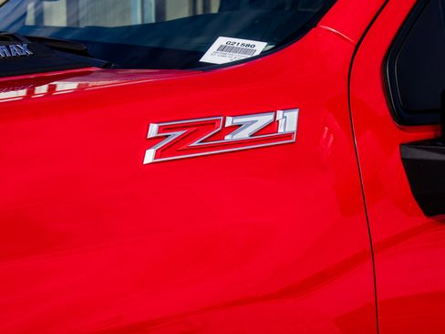 Used 2025 Chevrolet Silverado 2500 LT image 9