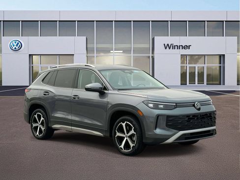 Certified 2025 Volkswagen Tiguan SE AWD/4WD image 8