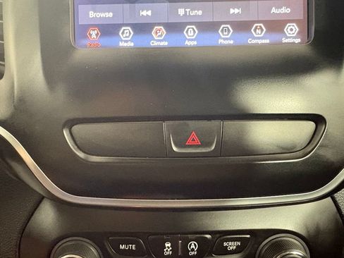 Used 2020 Jeep Cherokee Latitude FWD image 25