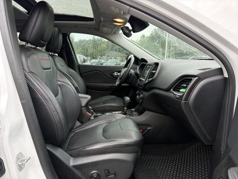 Used 2019 Jeep Cherokee Trailhawk AWD/4WD image 18
