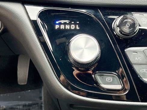 Used 2025 Chrysler Pacifica Select image 25