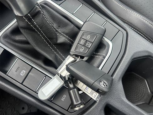 Used 2023 Volkswagen Jetta SE image 32