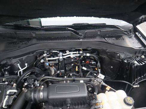 Used 2023 Ford Explorer XLT AWD/4WD image 32