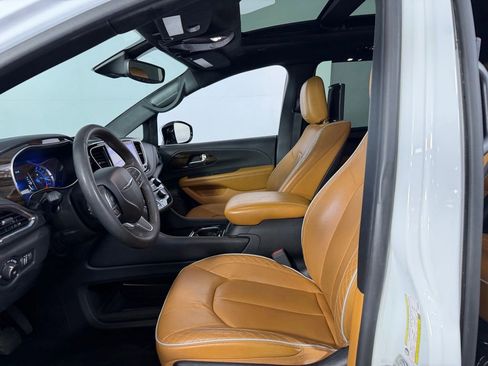Used 2023 Chrysler Pacifica Pinnacle FWD image 23