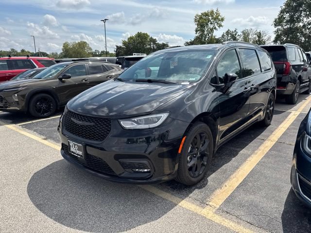 Used 2025 Chrysler Pacifica Limited FWD image 2