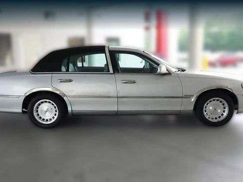 Used 1998 Lincoln Town Car Executive image 7