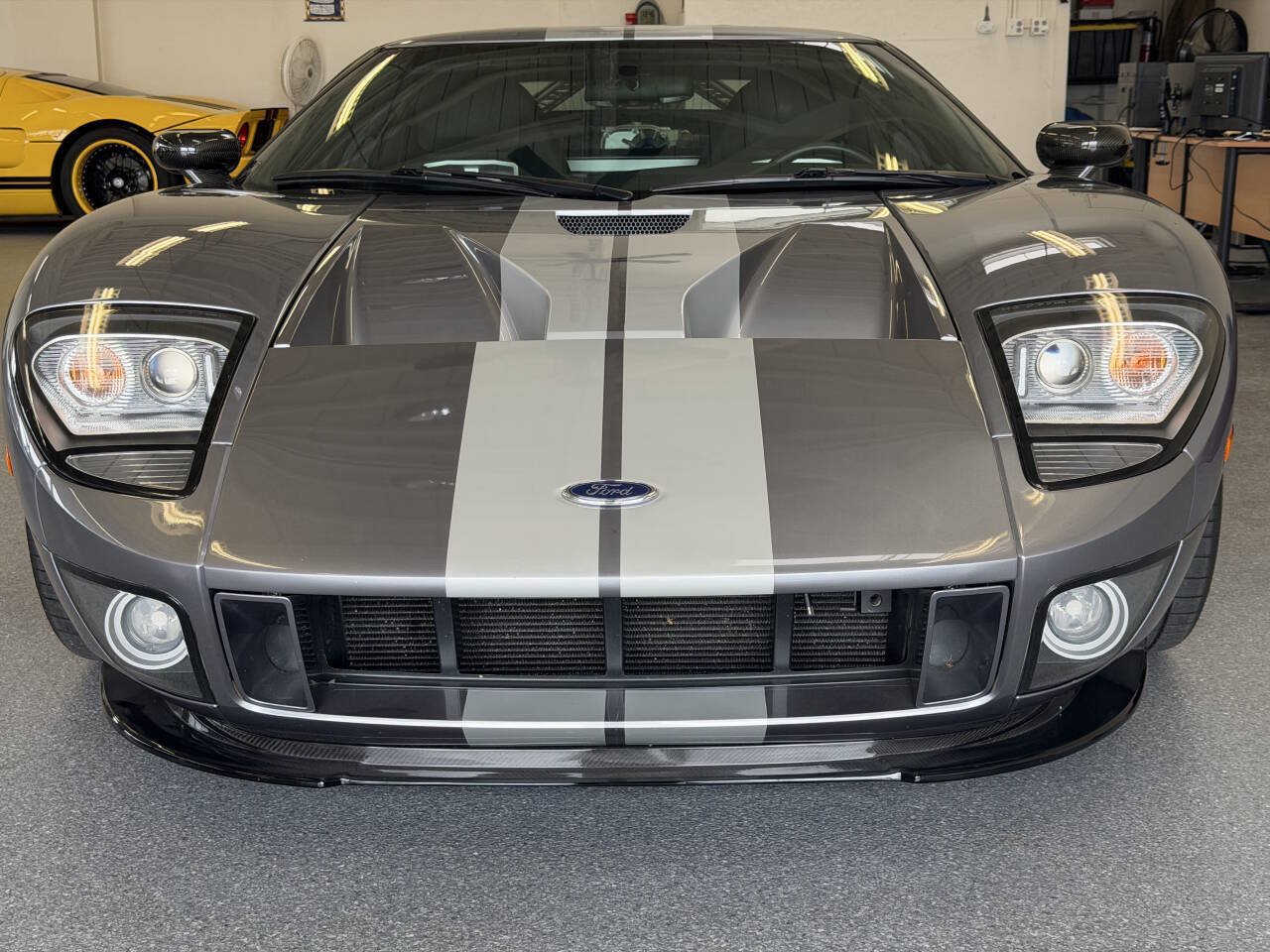 Used 2006 Ford GT RWD image 13