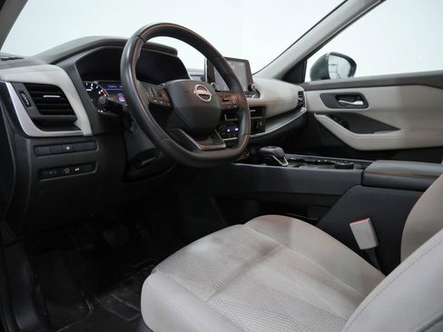 Used 2025 Nissan Rogue SV image 11