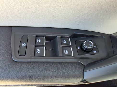 Used 2019 Volkswagen Tiguan SE AWD/4WD image 14