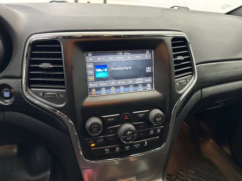 Used 2020 Jeep Grand Cherokee Laredo RWD image 27