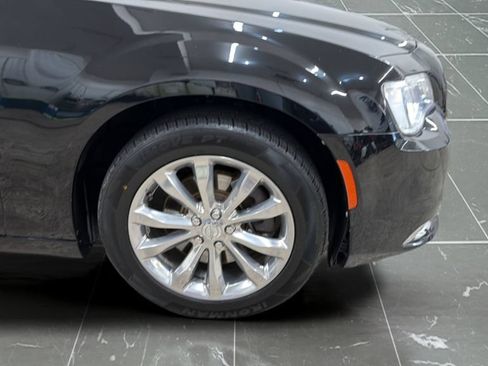 Used 2019 Chrysler 300 Limited AWD/4WD image 14