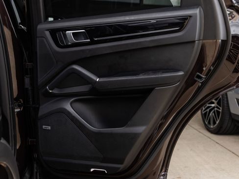 Certified 2022 Porsche Cayenne AWD/4WD image 33