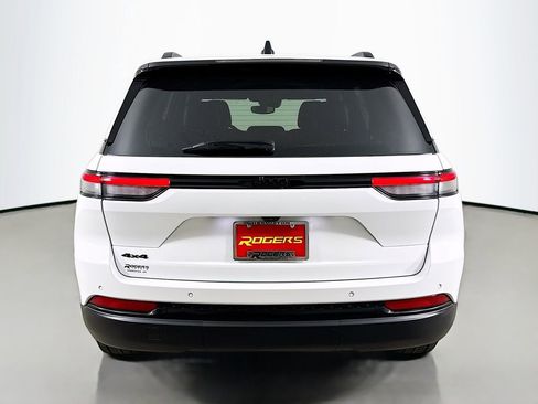 Used 2023 Jeep Grand Cherokee Altitude AWD/4WD image 7