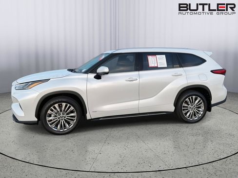 Certified 2024 Toyota Highlander Platinum AWD/4WD image 3