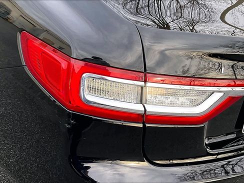 Used 2017 Lincoln Continental Premiere image 28