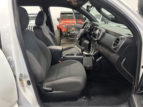 Used 2018 Toyota Tacoma TRD Off-Road AWD/4WD image 18