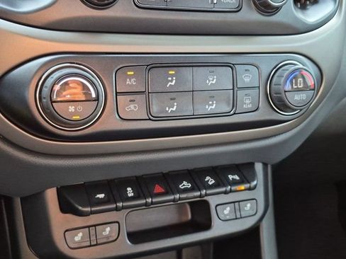 Used 2022 Chevrolet Colorado Z71 AWD/4WD image 14