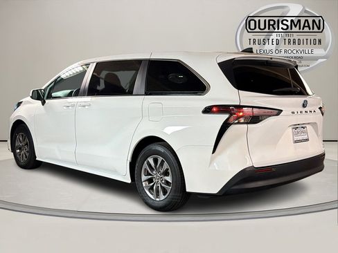Used 2024 Toyota Sienna LE image 3