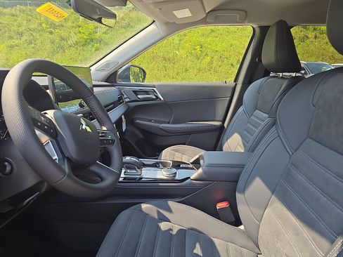New 2025 Mitsubishi Outlander SE image 11