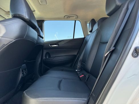 Used 2023 Toyota Corolla Cross XLE w/ Convenience Package image 17