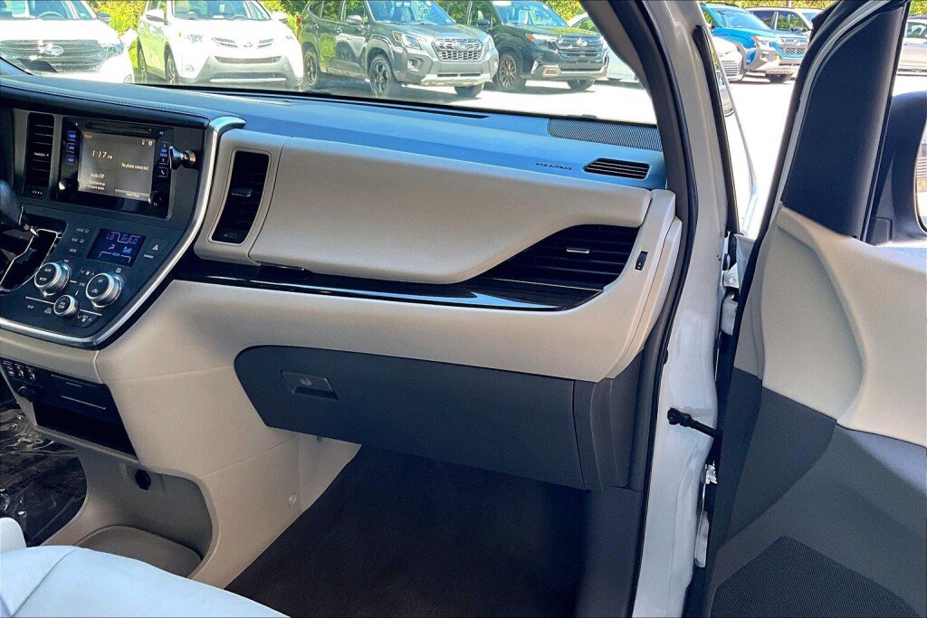 Used 2017 Toyota Sienna XLE FWD image 11