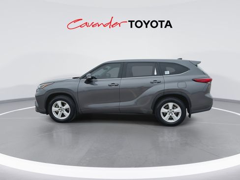 Used 2022 Toyota Highlander L FWD image 5