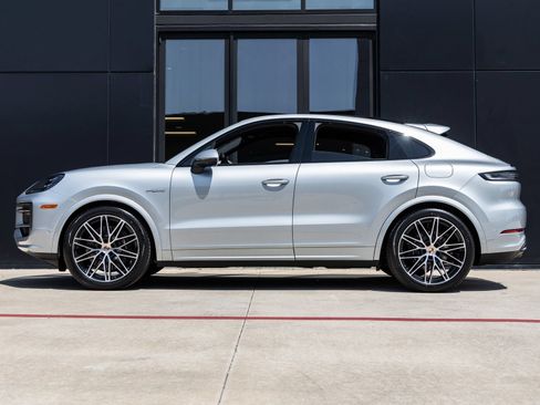 Certified 2026 Porsche Cayenne E-Hybrid Coupe AWD/4WD image 2