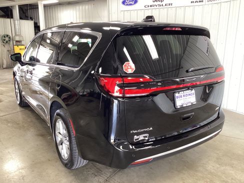 New 2027 Chrysler Pacifica Select AWD/4WD image 3