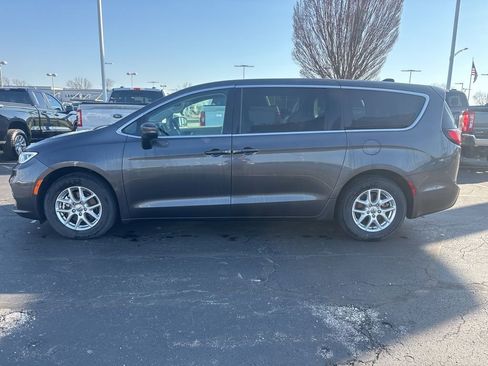 Used 2023 Chrysler Pacifica Touring-L image 3