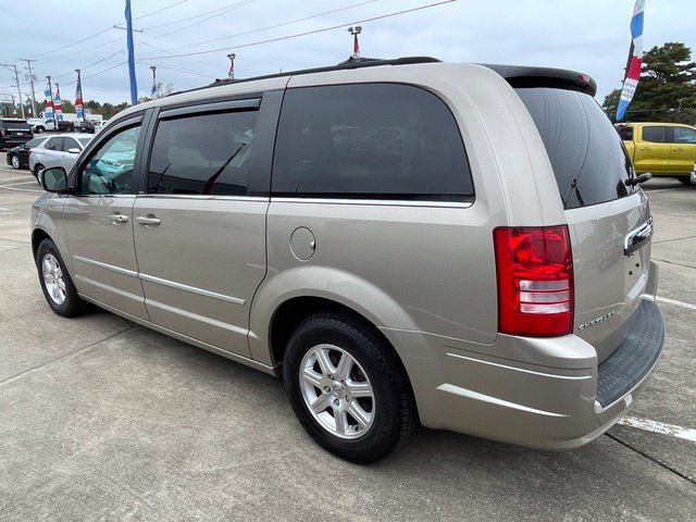 Used 2009 Chrysler Town & Country Touring FWD image 4