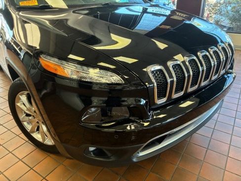 Used 2017 Jeep Cherokee Limited w/ Technology Group image 2