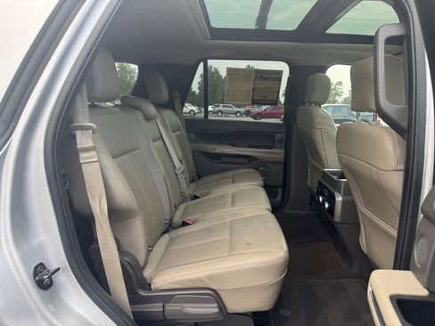 Used 2018 Ford Expedition XLT w/ Equipment Group 202A AWD/4WD image 20