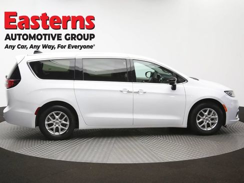 Used 2024 Chrysler Pacifica Touring-L FWD image 45