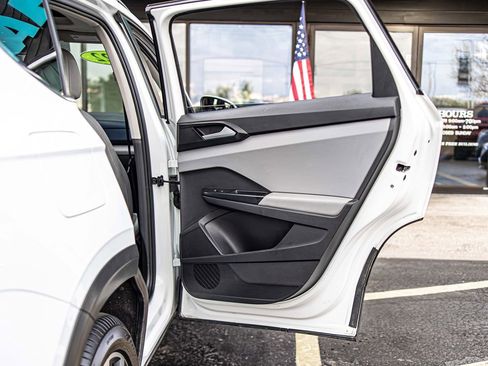 Used 2022 Volkswagen Taos SE w/ Panoramic Sunroof Package FWD image 38