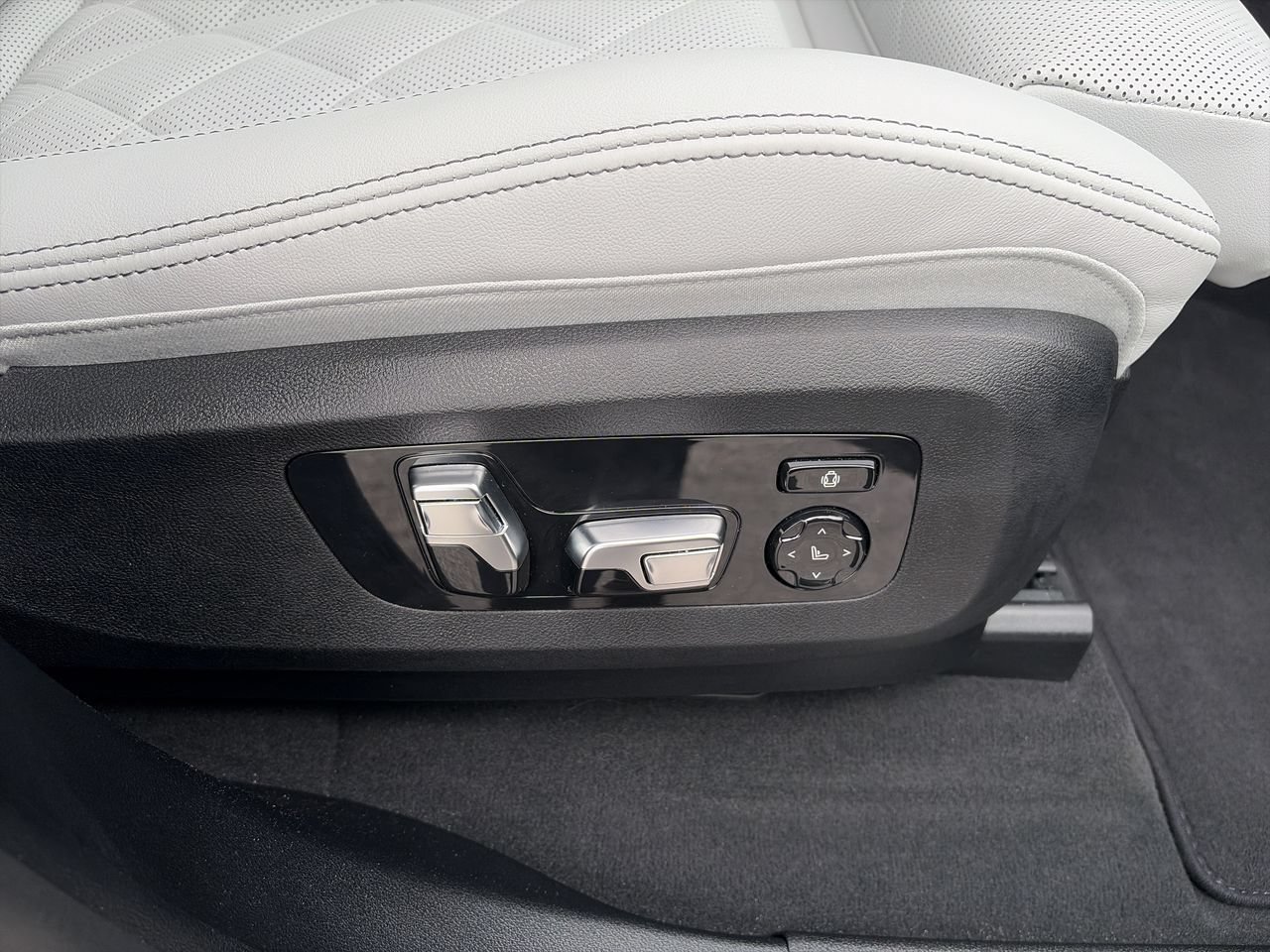 Used 2026 BMW X5 sDrive40i RWD image 38