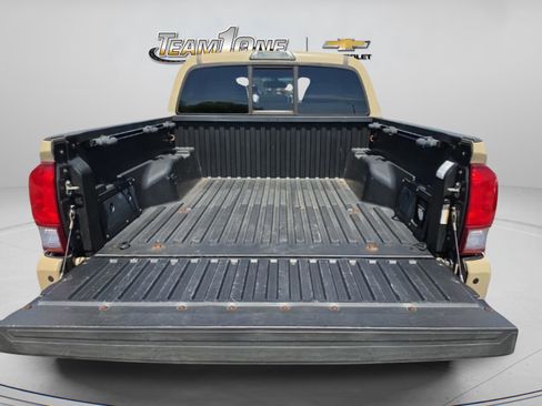 Used 2016 Toyota Tacoma TRD Sport image 12