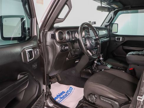 Used 2018 Jeep Wrangler Unlimited Sport S AWD/4WD image 3