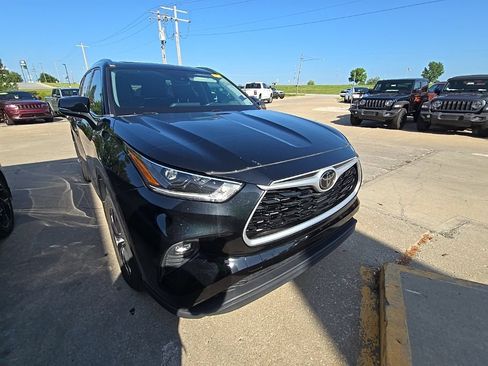 Used 2021 Toyota Highlander XLE AWD/4WD image 10