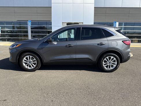 Used 2021 Ford Escape SE FWD image 2